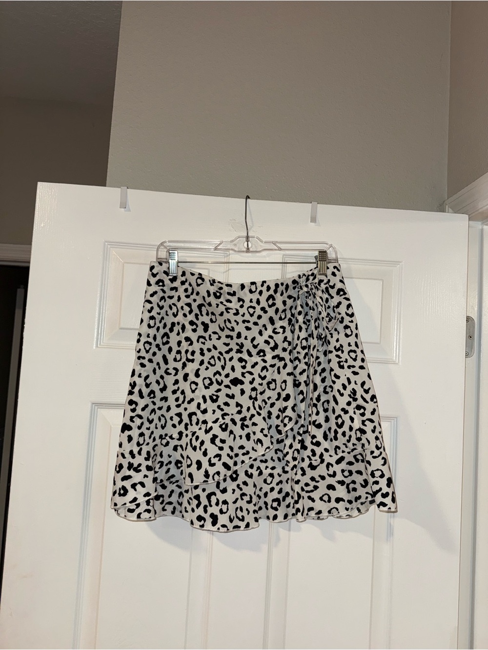 Relipop White and Black Leopard Print Wrap Mini Flowy Skirt - Size L 🖤